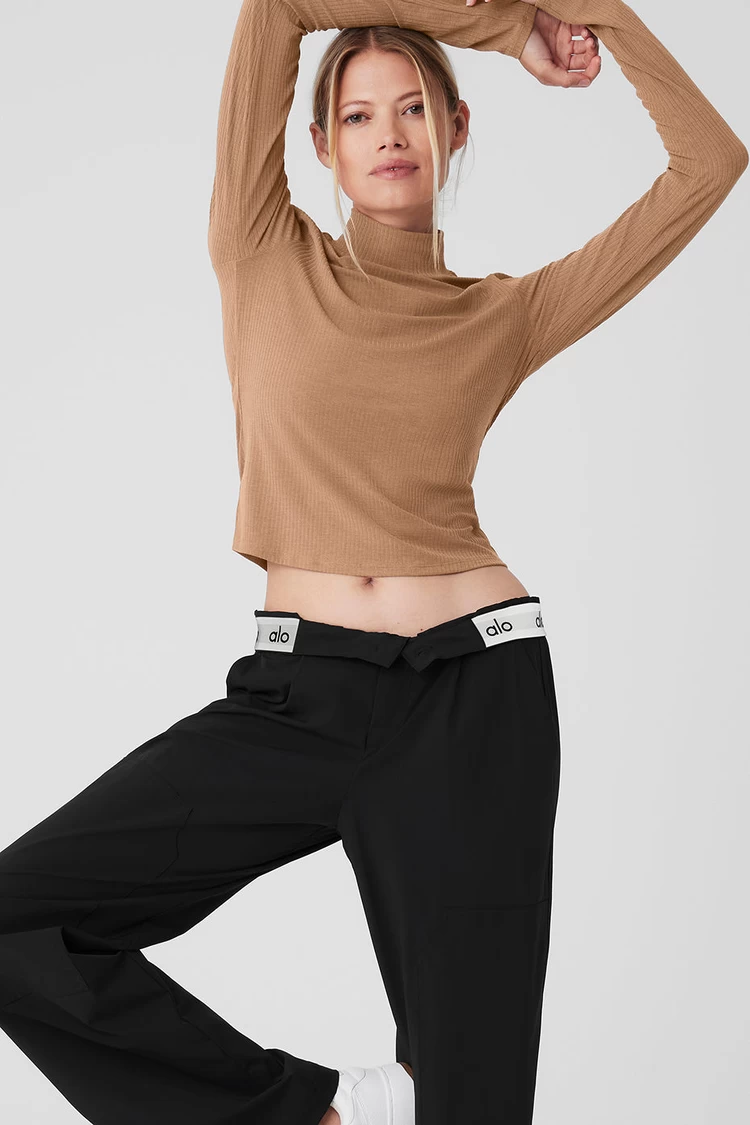 Alo Yoga Geripptes Sea Coast Stehkragen-Langarmshirt – Geröstete Mandel